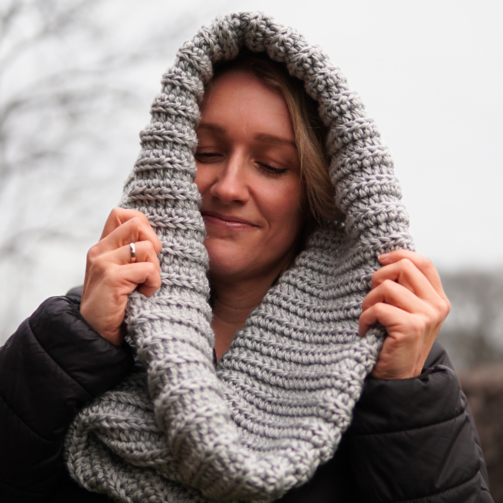 Visual Idea β Close-Up Take Visual Idea β Close-Up Take β Winter Hairstyles with Scarf