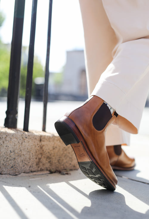 Wide-Leg Trousers and White Top with Brown Chelsea Boots Wide-Leg Trousers and White Top with Brown Chelsea Boots β Chelsea Boots Outfits