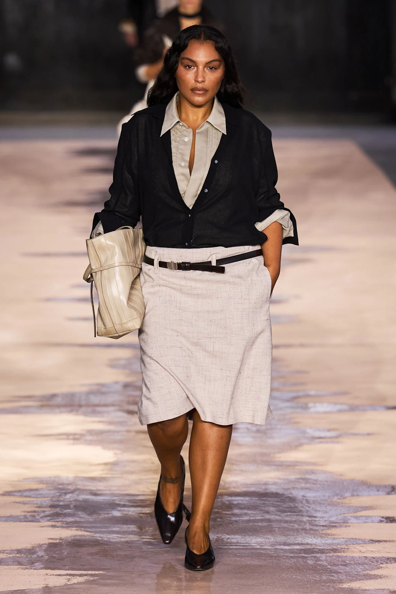 Beige Midi Skirt with Oversized Button-Down Shirt Beige Midi Skirt with Oversized Button-Down Shirt β Winter Work Outfits