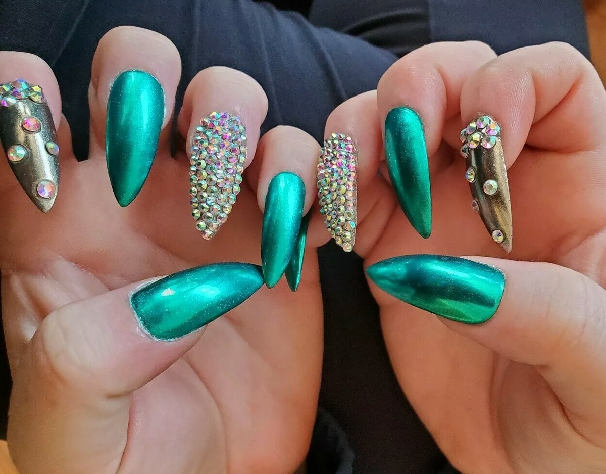 Chrome Glossy Visual Idea Chrome Glossy Visual Idea β Christmas Stiletto Nails 2026