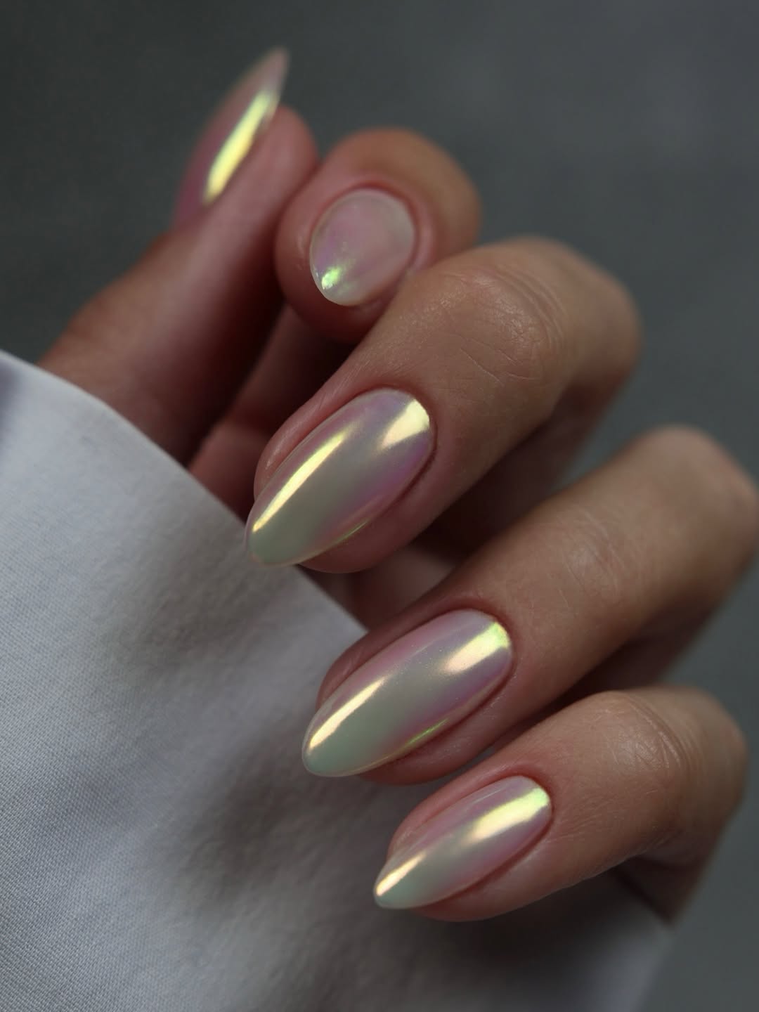 Pearlescent Chrome Almond Nails Pearlescent Chrome Almond Nails β Classy New Years Nails 2027