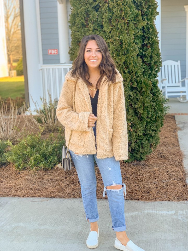 Beige Teddy Jacket With Ripped Jeans and Sneakers Beige Teddy Jacket With Ripped Jeans and Sneakers β Teddy Coat Outfits