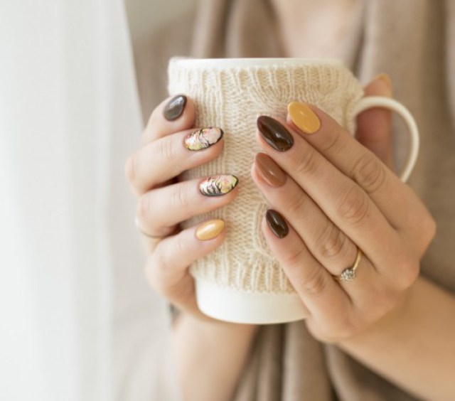 Abstract Fall-Themed Oval Nails Abstract Fall-Themed Oval Nails β Short Winter Oval Nails