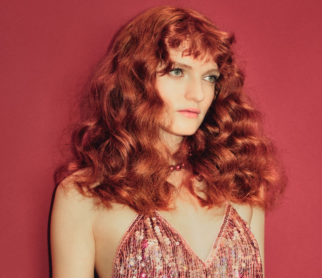 Mid-Back Vibrant Red Shag Mid-Back Vibrant Red Shag β Winter Shag Haircuts