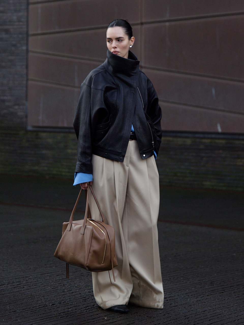 Oversized Leather Jacket with Wide-Leg Trousers for City Comfort Oversized Leather Jacket with Wide-Leg Trousers for City Comfort β Scandinavian Winter Outfits