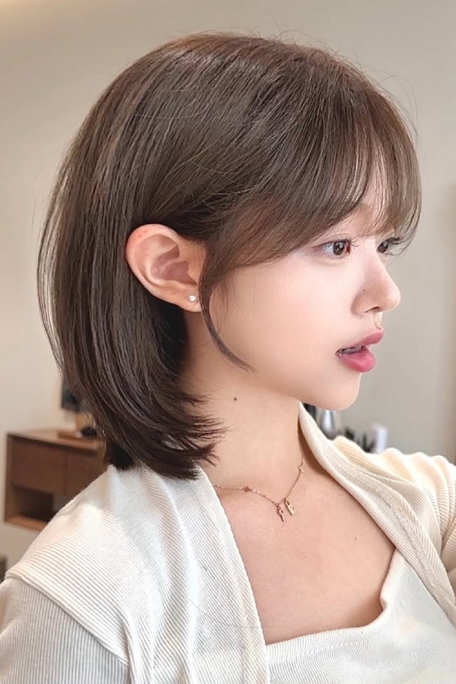 Chin Length Hush Cut Lob With See-Through Bangs Chin Length Hush Cut Lob With See-Through Bangs β Mushroom Brown Hair