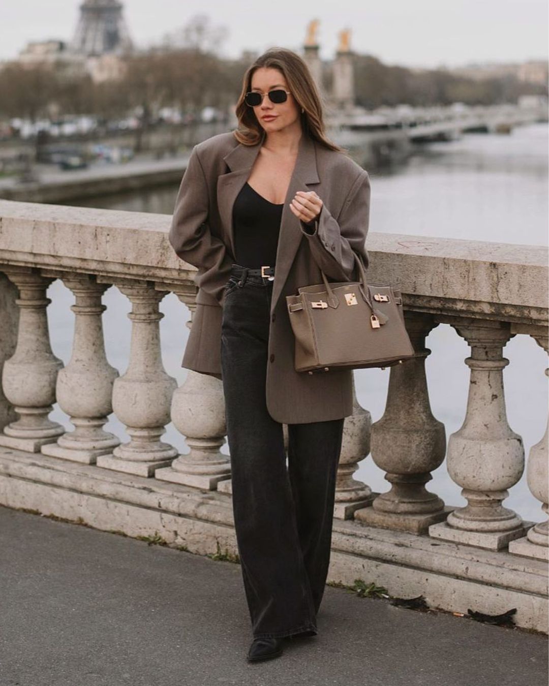 Oversized Grey Blazer with Wide-Leg Jeans — Minimalist Winter Outfits