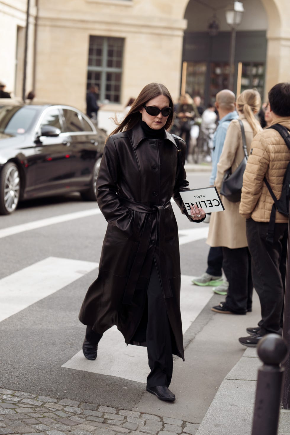 Belted Black Leather Trench with White Clutch and Flats Belted Black Leather Trench with White Clutch and Flats β Black Coat Outfits