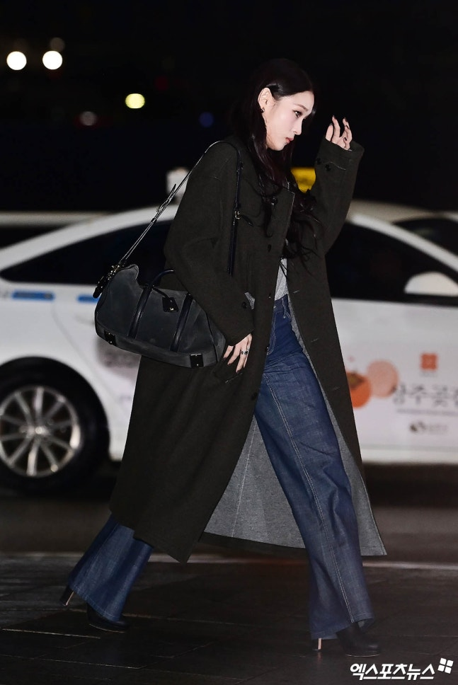 Long Dark Grey Coat with Wide-Leg Jeans for an Elegant Airport Ensemble Long Dark Grey Coat with Wide-Leg Jeans for an Elegant Airport Ensemble β Winter Airport Outfits