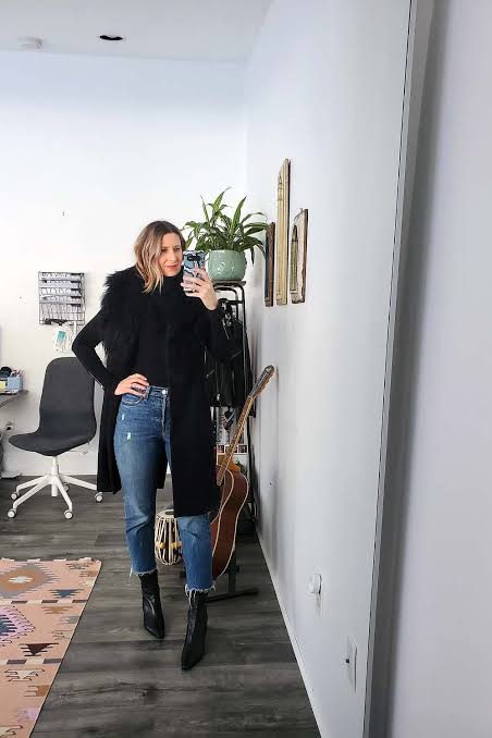 Chic Casual: Faux Fur Collar Coat, Jeans, and Black Leather Boots Chic Casual: Faux Fur Collar Coat, Jeans, and Black Leather Boots β Ankle Boots Outfits
