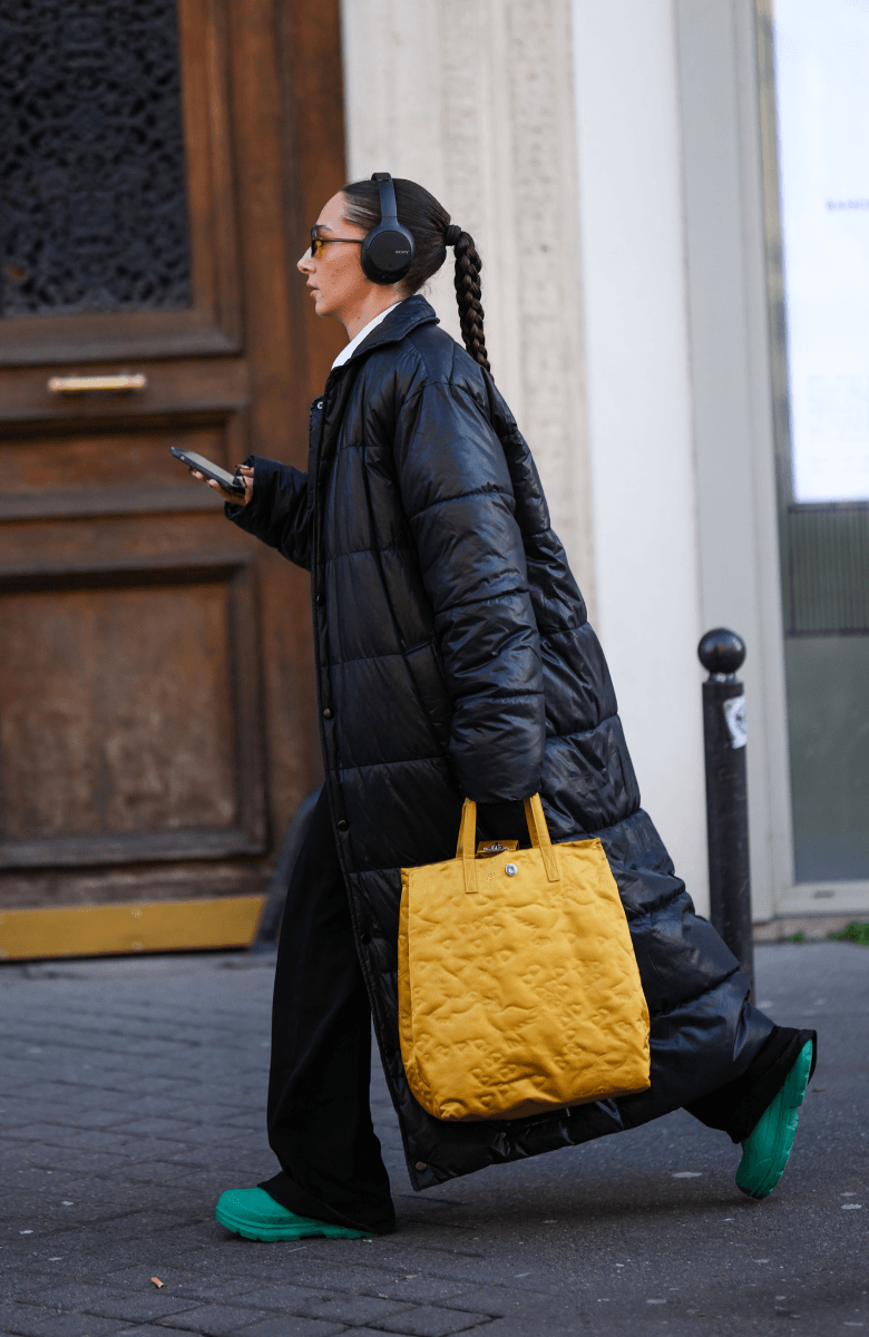 Oversized Black Puffer Coat With Bright Green Rubber Boots — Long Puffer Coat Outfits