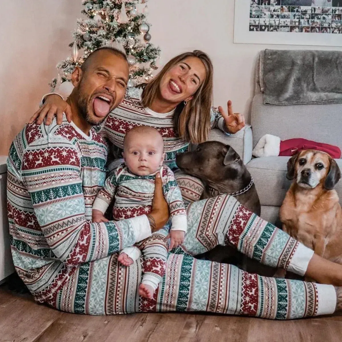 Matching Festive Pajamas: Red, Green, and White for a Cozy Holiday Photo Matching Festive Pajamas: Red, Green, and White for a Cozy Holiday Photo β Winter Family Photo Outfits