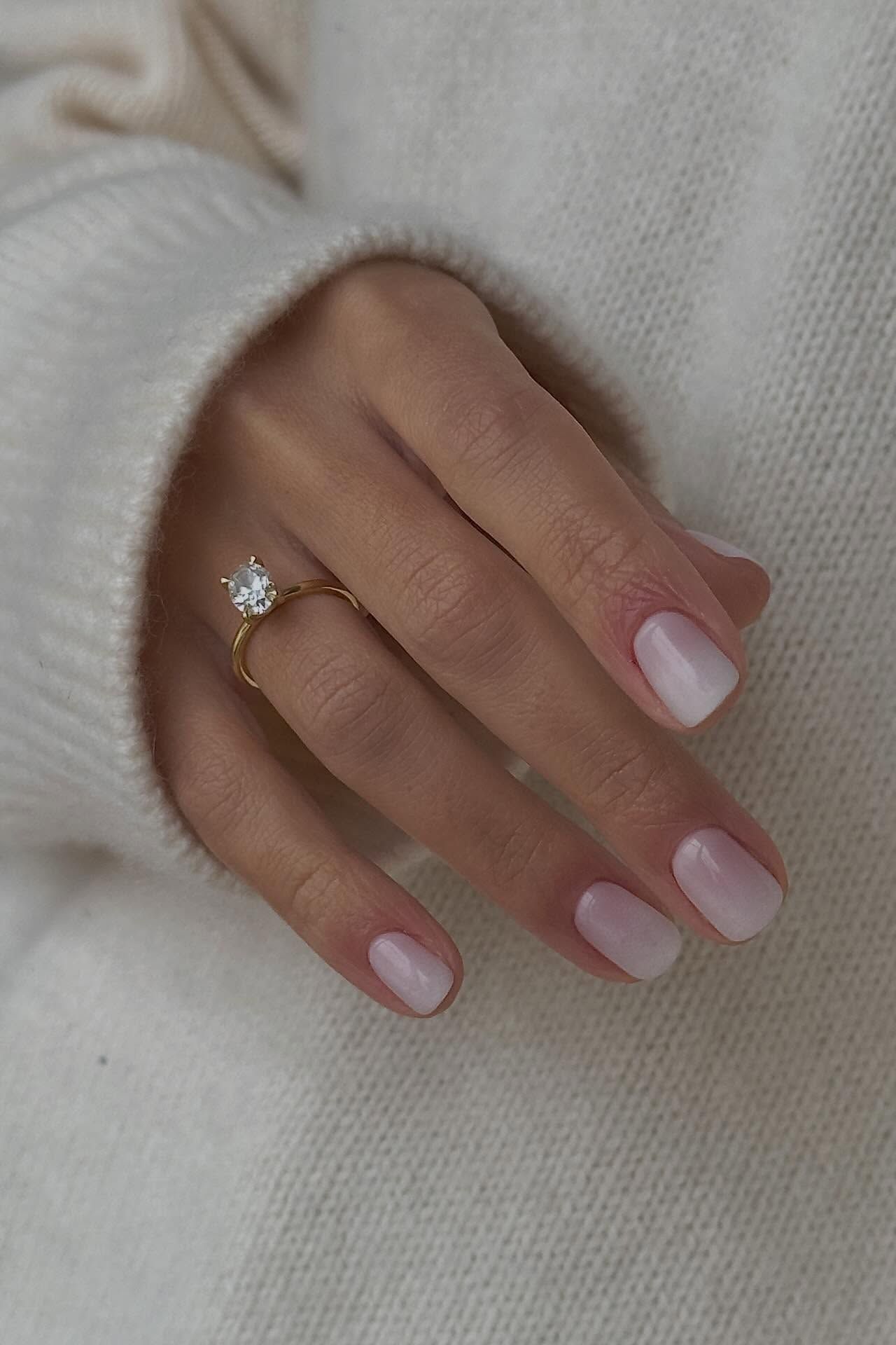 Glossy Visual Idea Glossy Visual Idea β Short Winter Oval Nails