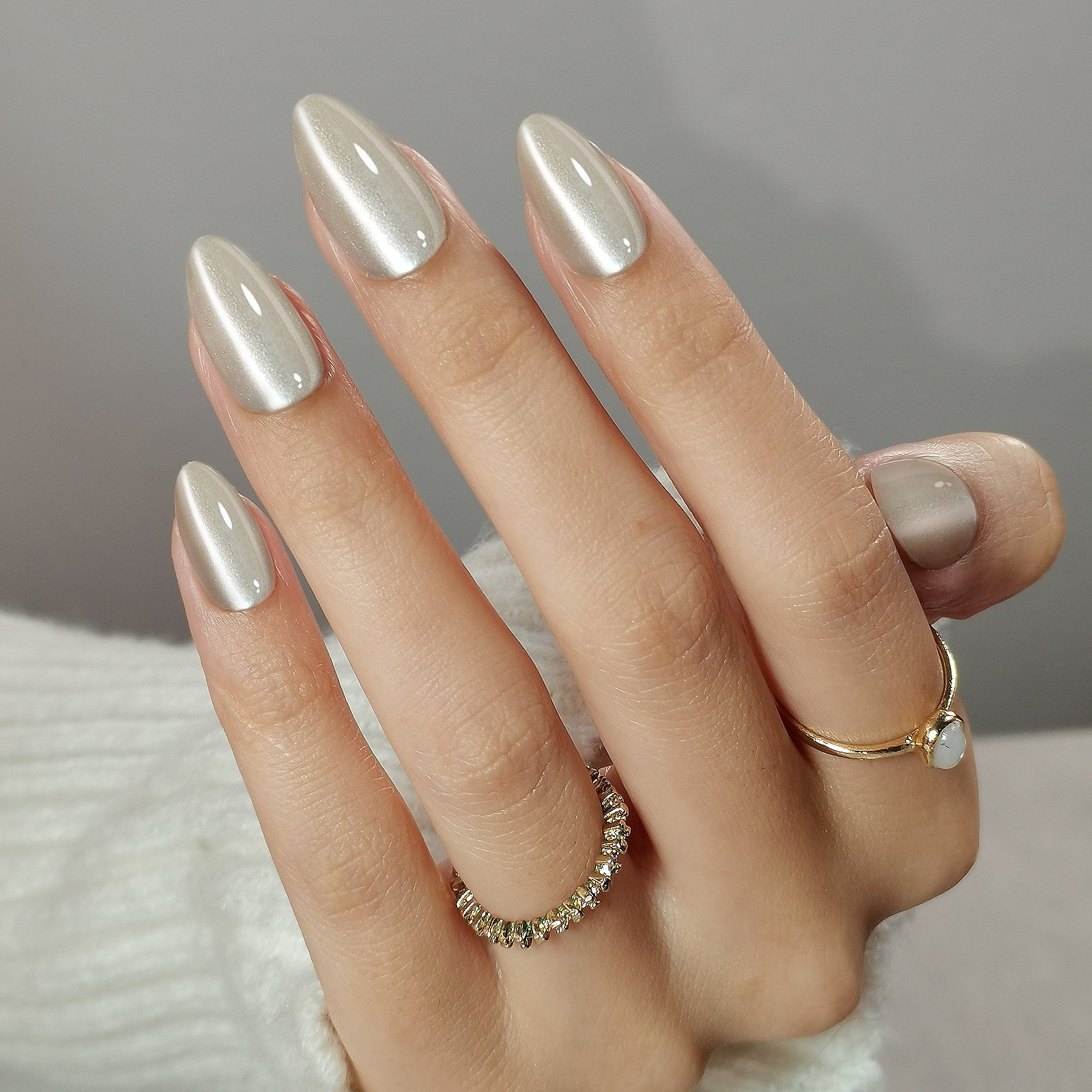 Pale Champagne Cat-Eye Shimmer Pale Champagne Cat-Eye Shimmer β Long Winter Almond Nails