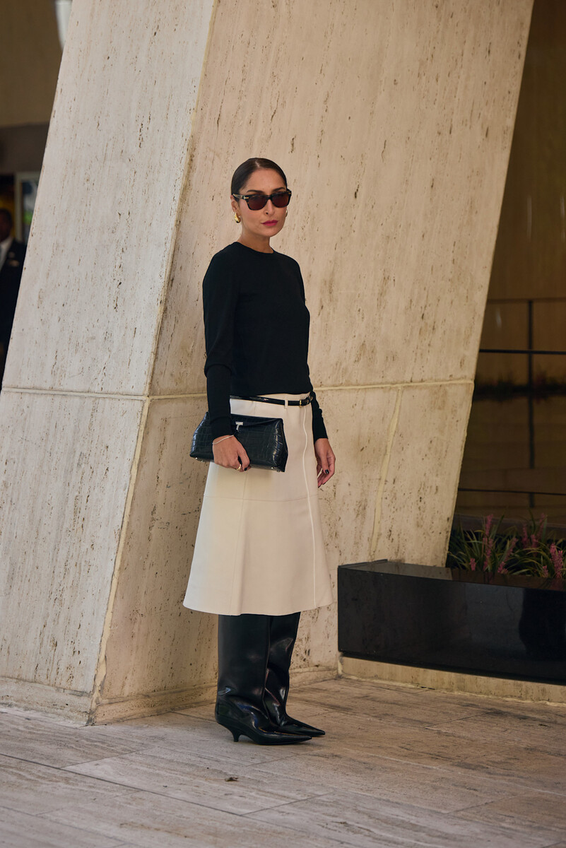Chic Black Knee-High Boots with Midi Skirt for Smart Casual Days — Winter Boots Outfits
