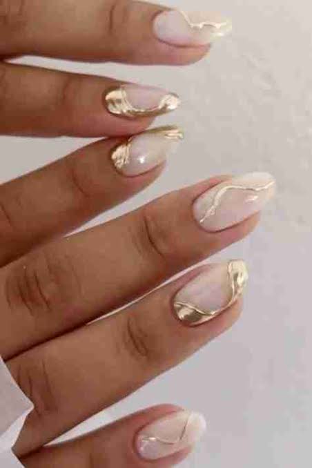 Medium Oval Abstract Gold Accents Medium Oval Abstract Gold Accents β Winter Gold Nails