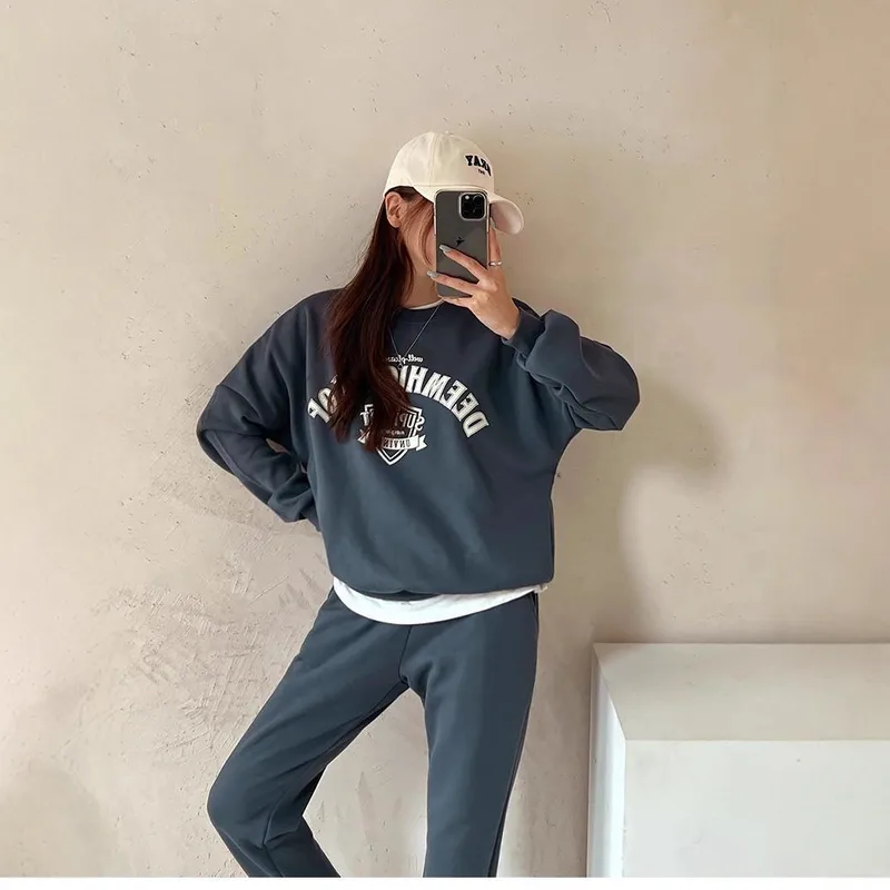 Casual Comfort: Grey Graphic Sweatshirt Set Casual Comfort: Grey Graphic Sweatshirt Set β Korean Winter Outfits