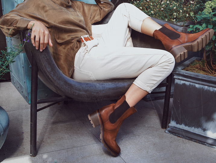 Cream Trousers and Hooded Top with Block Heel Chelsea Boots Cream Trousers and Hooded Top with Block Heel Chelsea Boots β Chelsea Boots Outfits