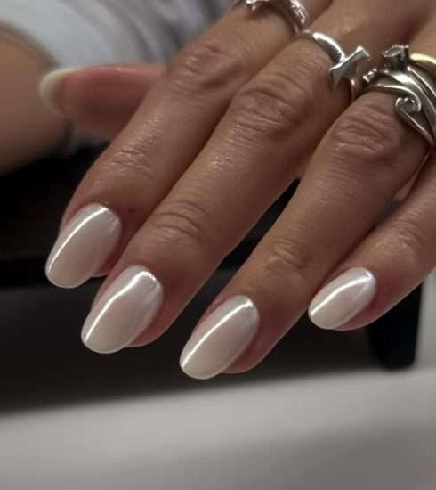 Pearlescent Off-White Glossy Oval Nails Pearlescent Off-White Glossy Oval Nails β Short Winter Oval Nails