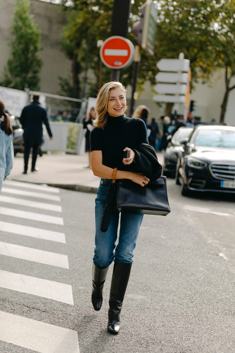 Casual Essential: Black Boots with Blue Jeans and Turtleneck Casual Essential: Black Boots with Blue Jeans and Turtleneck β Black Boots Outfits