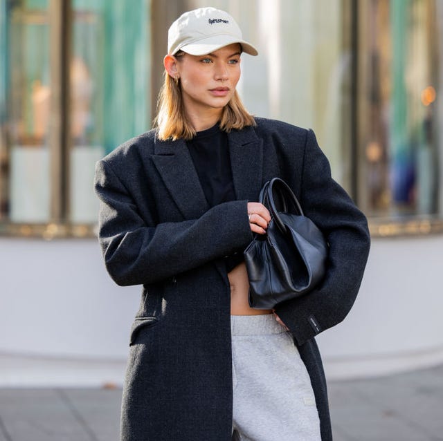 Oversized Wool Coat with Baseball Cap and Trousers Oversized Wool Coat with Baseball Cap and Trousers β Preppy Winter Outfits
