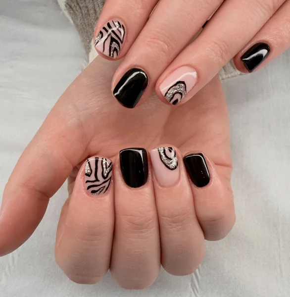 Visual Idea — Winter Black Nails