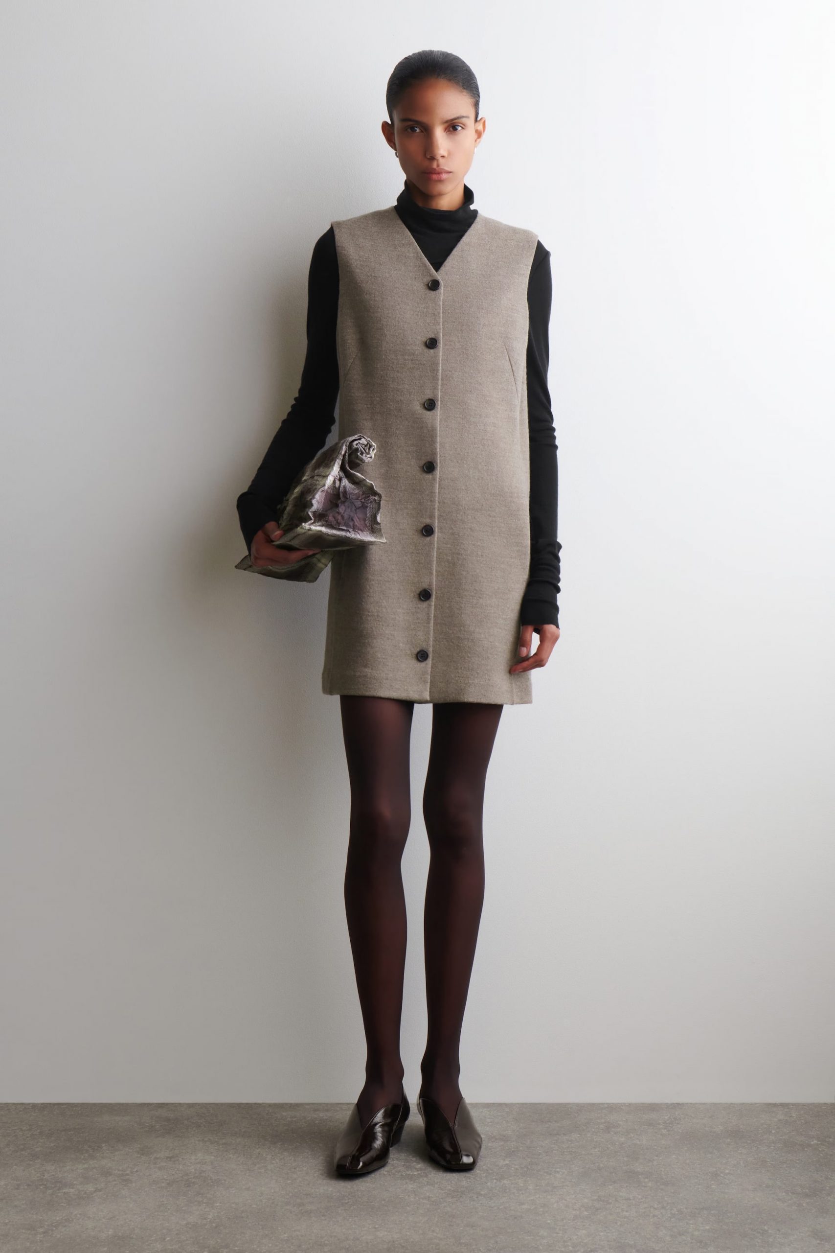 Sleeveless Button-Front Dress Over a Turtleneck Sleeveless Button-Front Dress Over a Turtleneck β Winter Dress Outfits