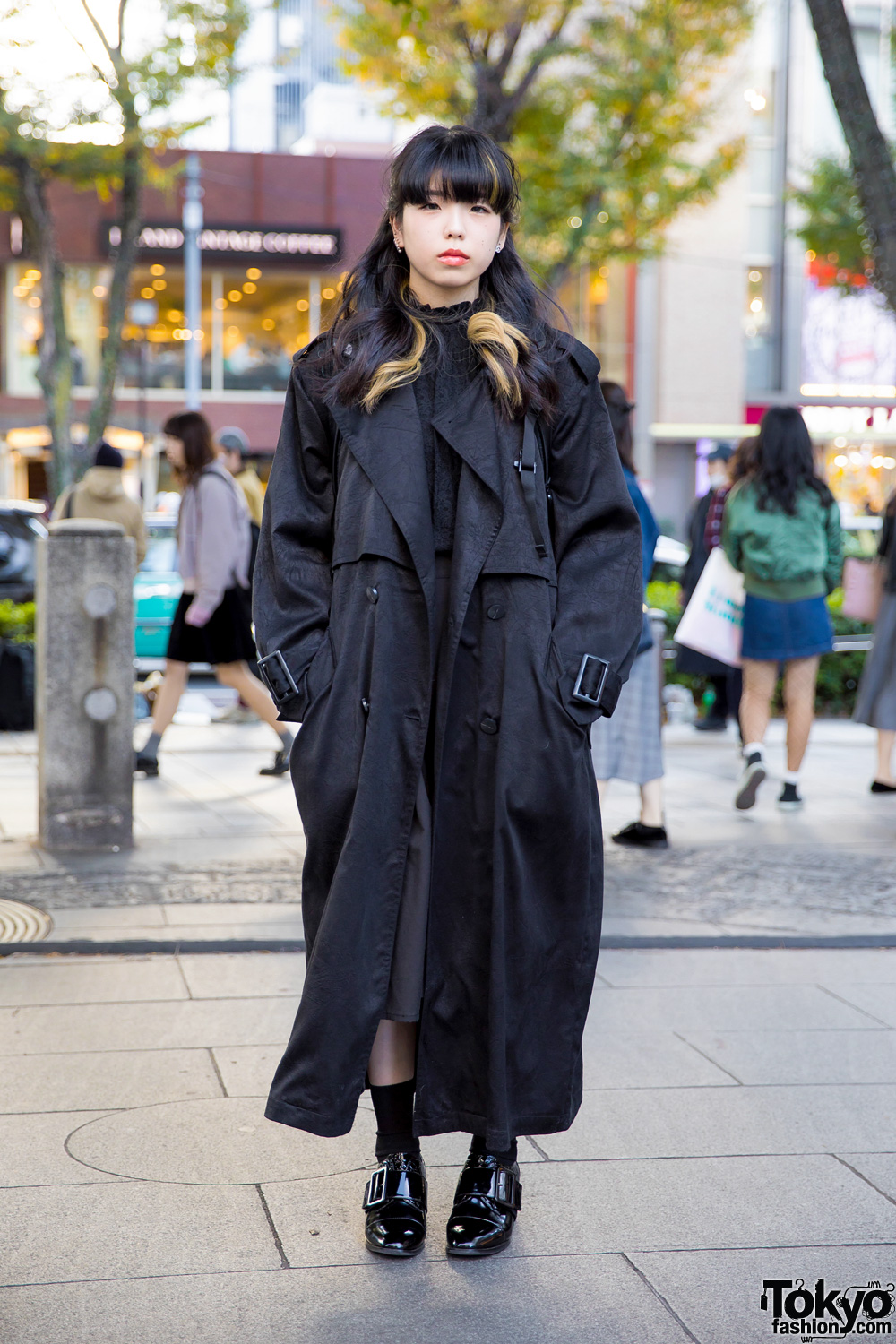 Oversized Trench Coat and Midi Dress for Urban Winter Dressing — All Black Winter Outfits