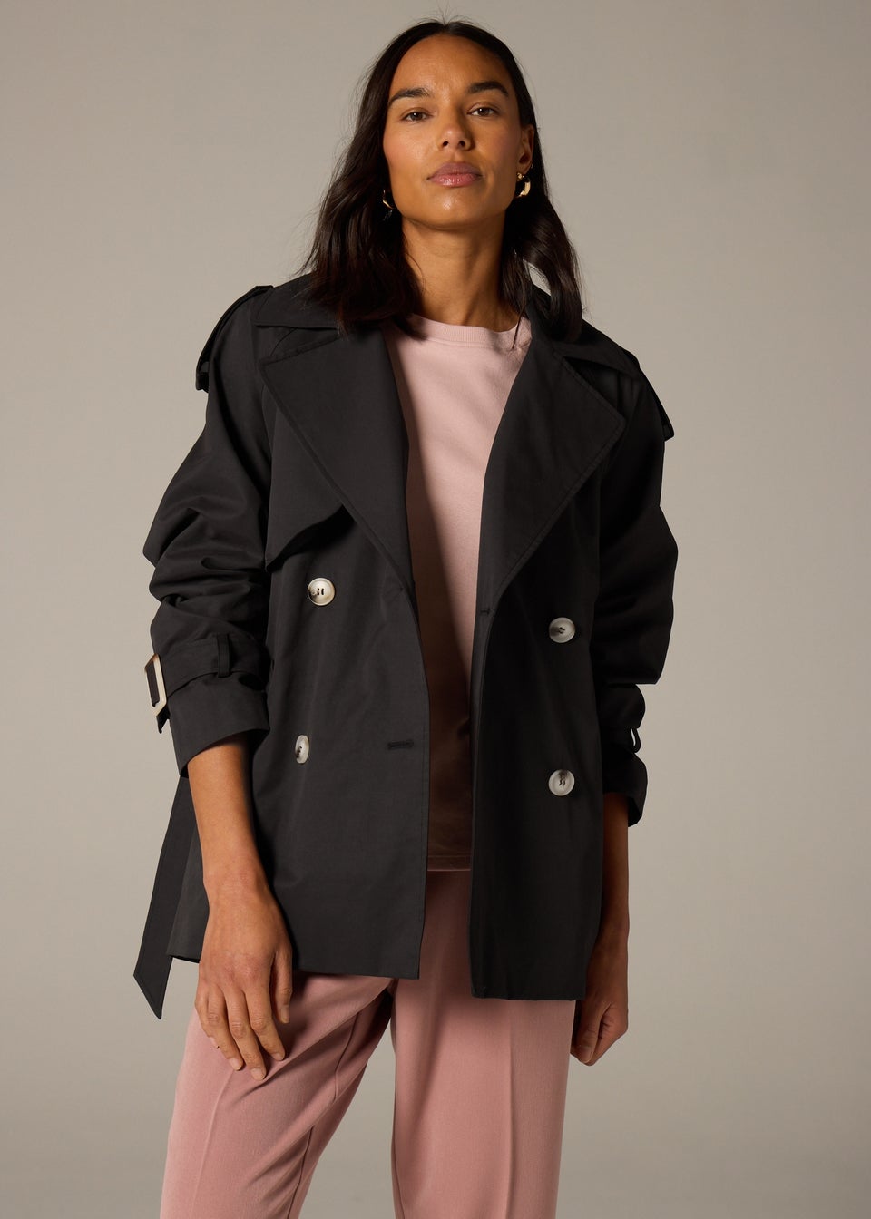 Short Black Trench Coat with Pink T-shirt and Trousers Short Black Trench Coat with Pink T-shirt and Trousers β Black Coat Outfits