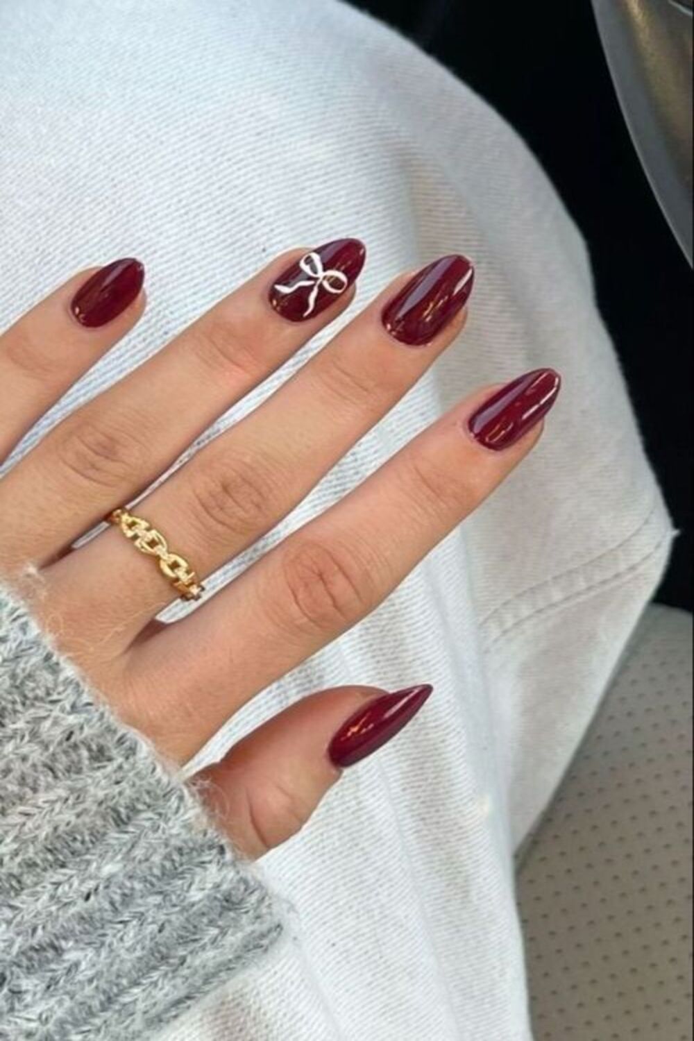 White Bow On Accent Nail Visual Idea White Bow On Accent Nail Visual Idea β Winter Birthday Nails