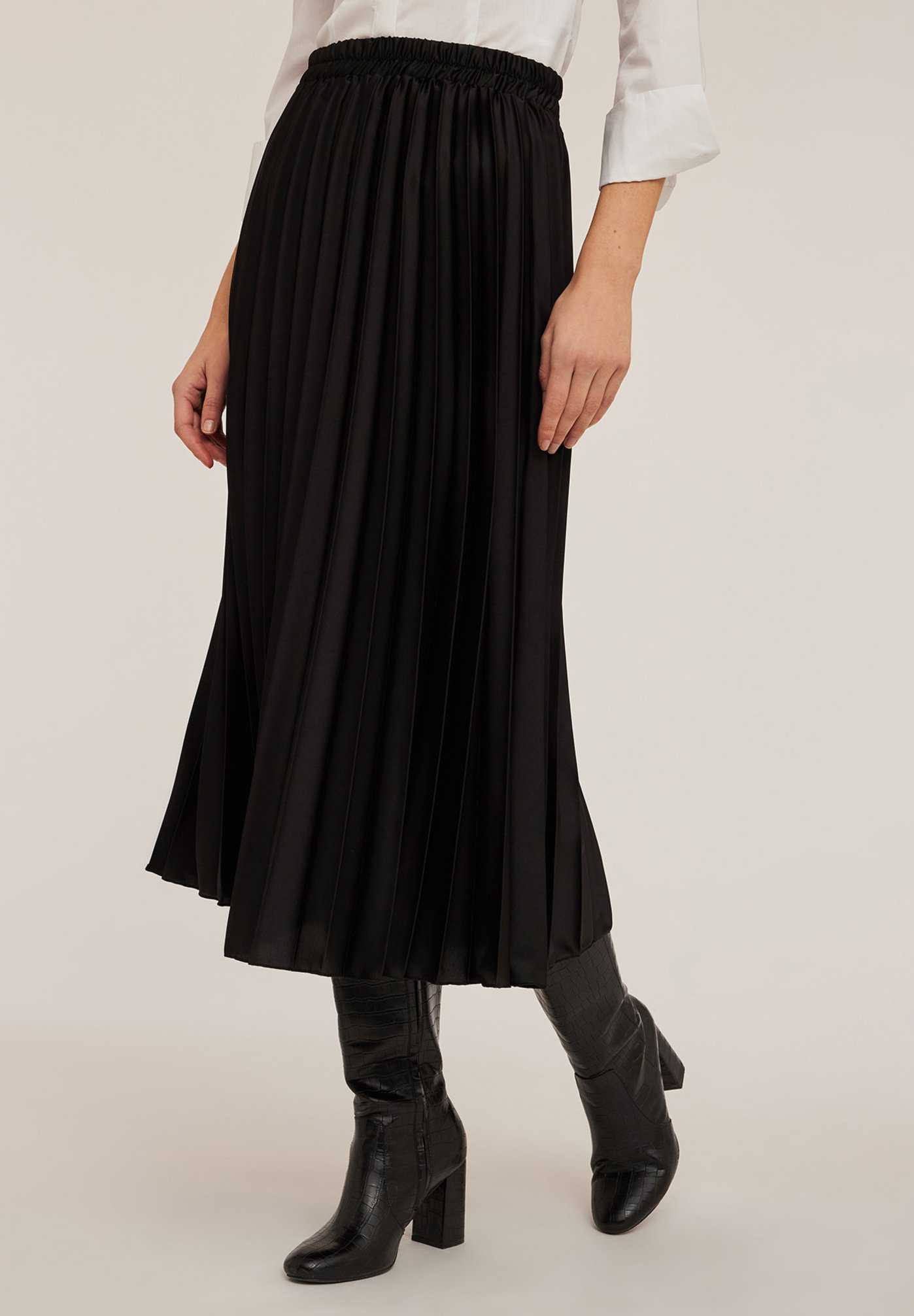 Smart Casual Midi Skirt: Black Boots with White Shirt Smart Casual Midi Skirt: Black Boots with White Shirt β Black Boots Outfits