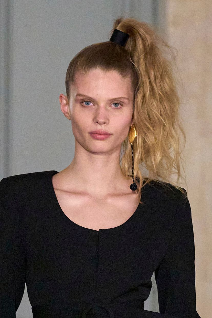 High Voluminous Ash Blonde Ponytail — Winter Ponytail Hairstyles