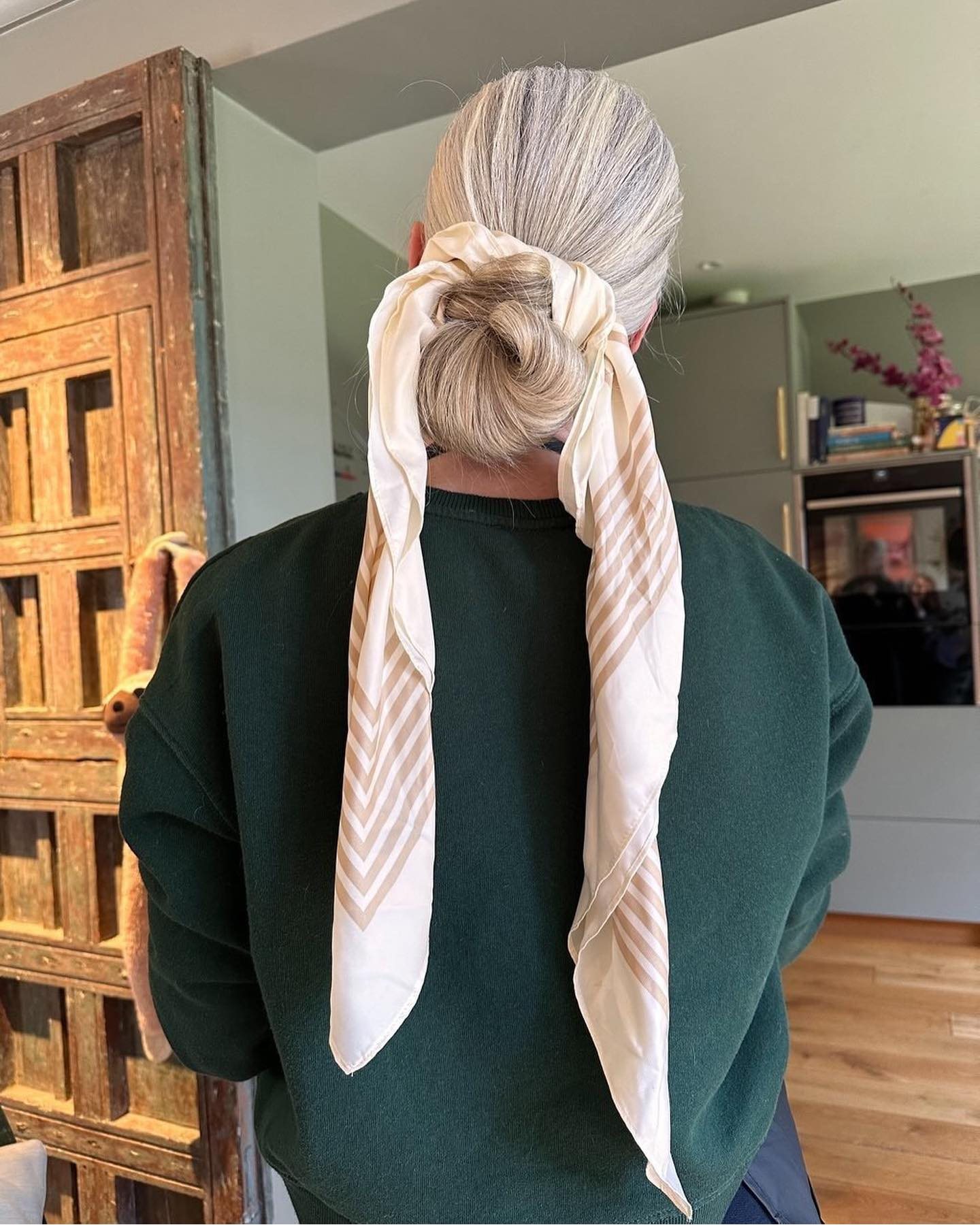 Visual Idea β A Woman With Fine Winter Hairstyles with Scarf