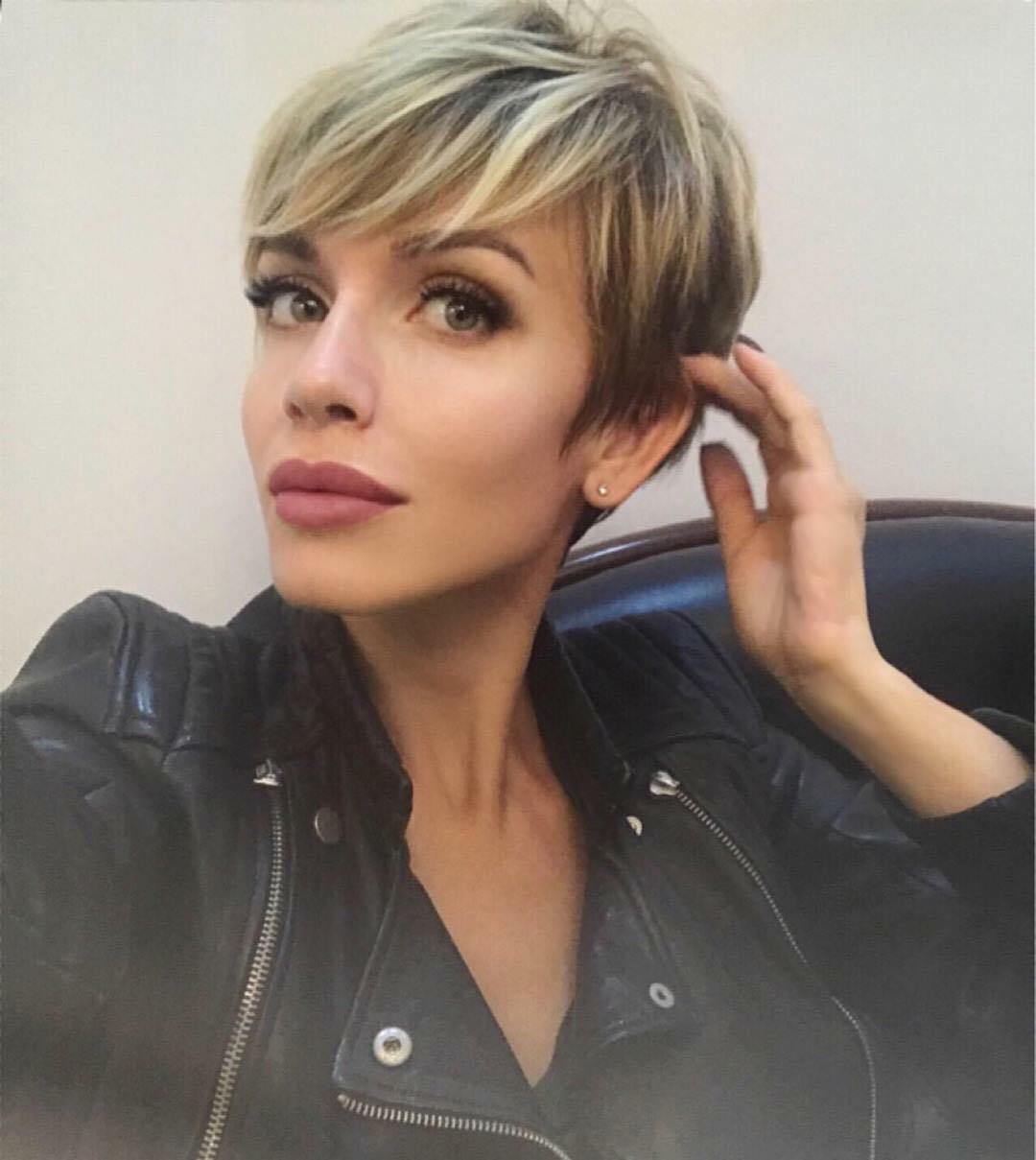 Honey Blonde With Highlights Visual Idea — Winter Hairstyles for Short Hair