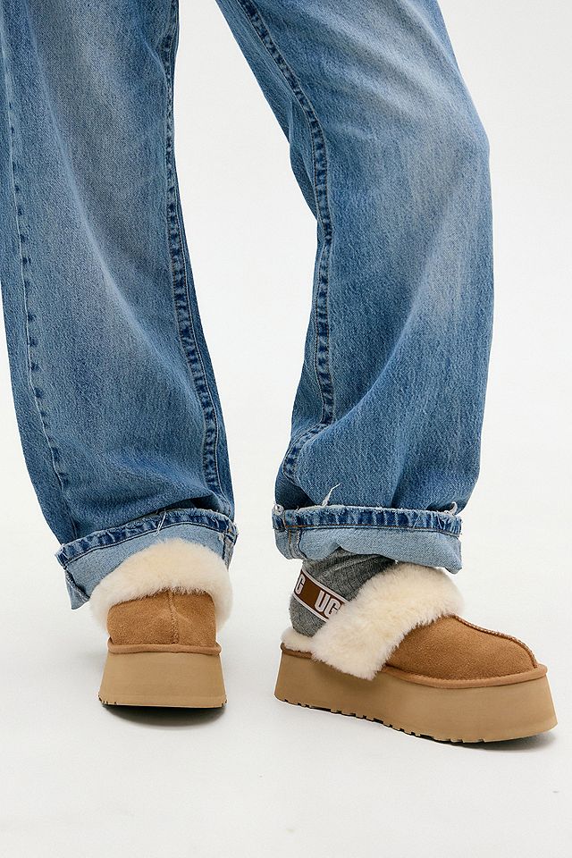 Textured Details: Platform Uggs with Cuffed Jeans and Shearling Trim Textured Details: Platform Uggs with Cuffed Jeans and Shearling Trim β Ugg Slippers Outfits