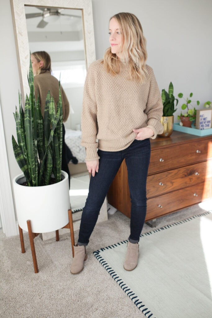 Beige Textured Sweater and Dark Wash Jeans: Cozy Fall Essential Beige Textured Sweater and Dark Wash Jeans: Cozy Fall Essential β Oversized Sweater Outfits
