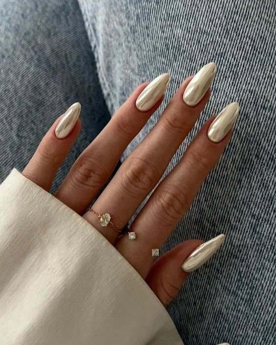 Chrome Visual Idea Chrome Visual Idea β Winter Gold Nails