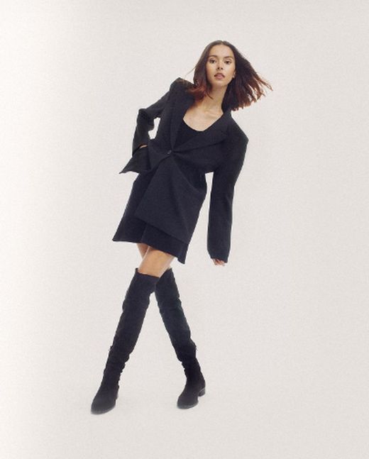 Monochrome Black Oversized Blazer and Over-the-Knee Boots Monochrome Black Oversized Blazer and Over-the-Knee Boots β Winter Photoshoot Outfits