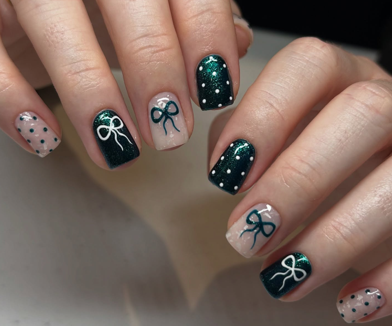 Short Square Dark Green Glitter with White Bows Short Square Dark Green Glitter with White Bows β Winter Bow Nails