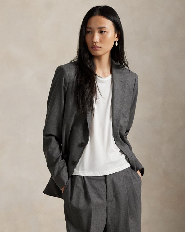 Grey Suit Jacket with White T-shirt and Trousers Grey Suit Jacket with White T-shirt and Trousers β Winter Business Casual Outfits
