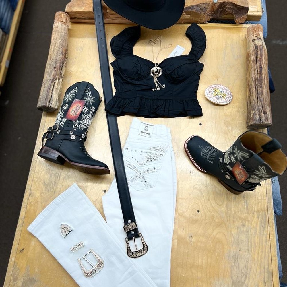 Western-Inspired Look with Cowboy Boots and Embellished Jeans Western-Inspired Look with Cowboy Boots and Embellished Jeans β Las Vegas Winter Outfits