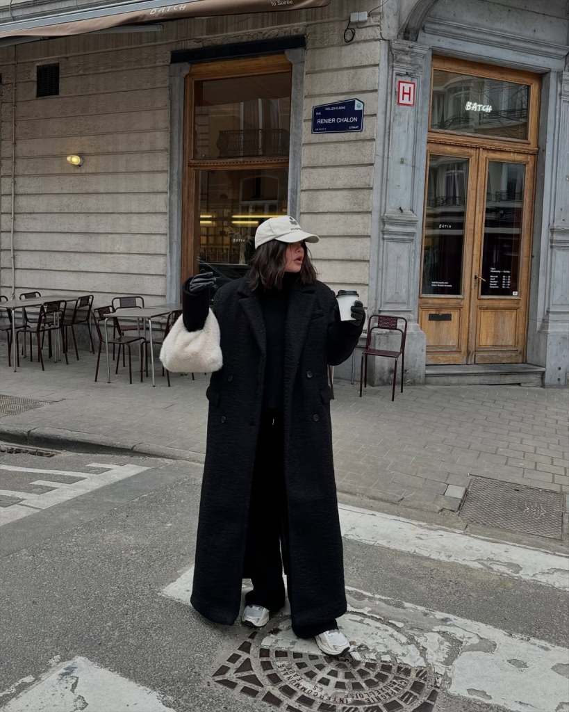Chic Black Sweatpants with Textured Long Coat Chic Black Sweatpants with Textured Long Coat β Sweatpants Outfits