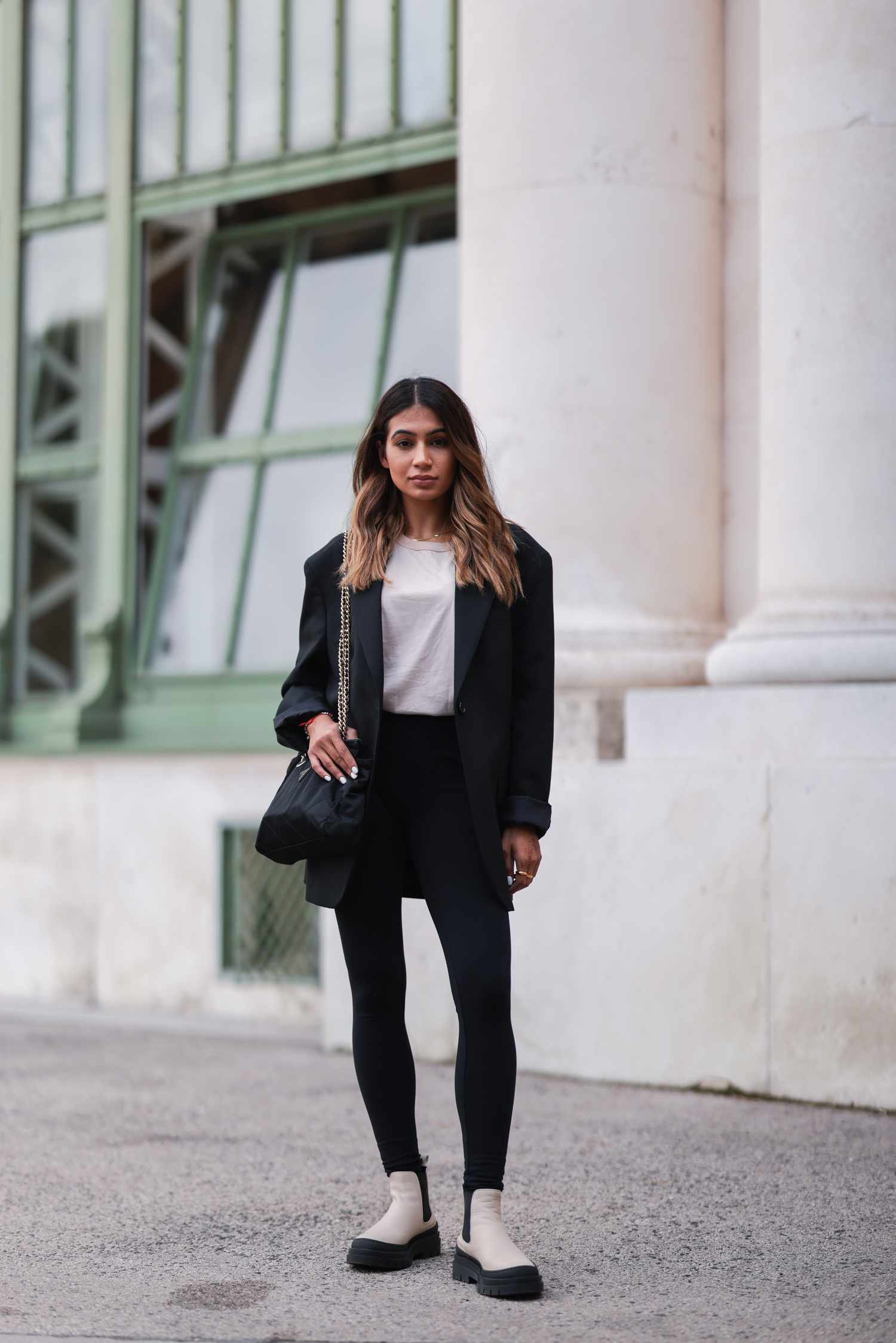 Oversized Blazer and Leggings with Two-Tone Chelsea Boots Oversized Blazer and Leggings with Two-Tone Chelsea Boots β Chelsea Boots Outfits