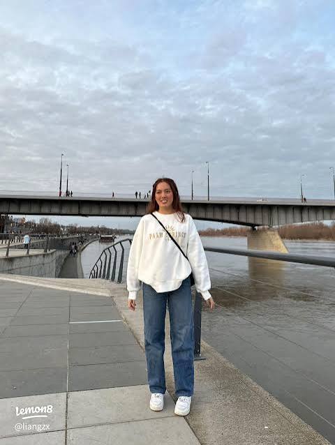 White Graphic Sweatshirt and Denim: Effortless Everyday Cool White Graphic Sweatshirt and Denim: Effortless Everyday Cool β Oversized Sweater Outfits
