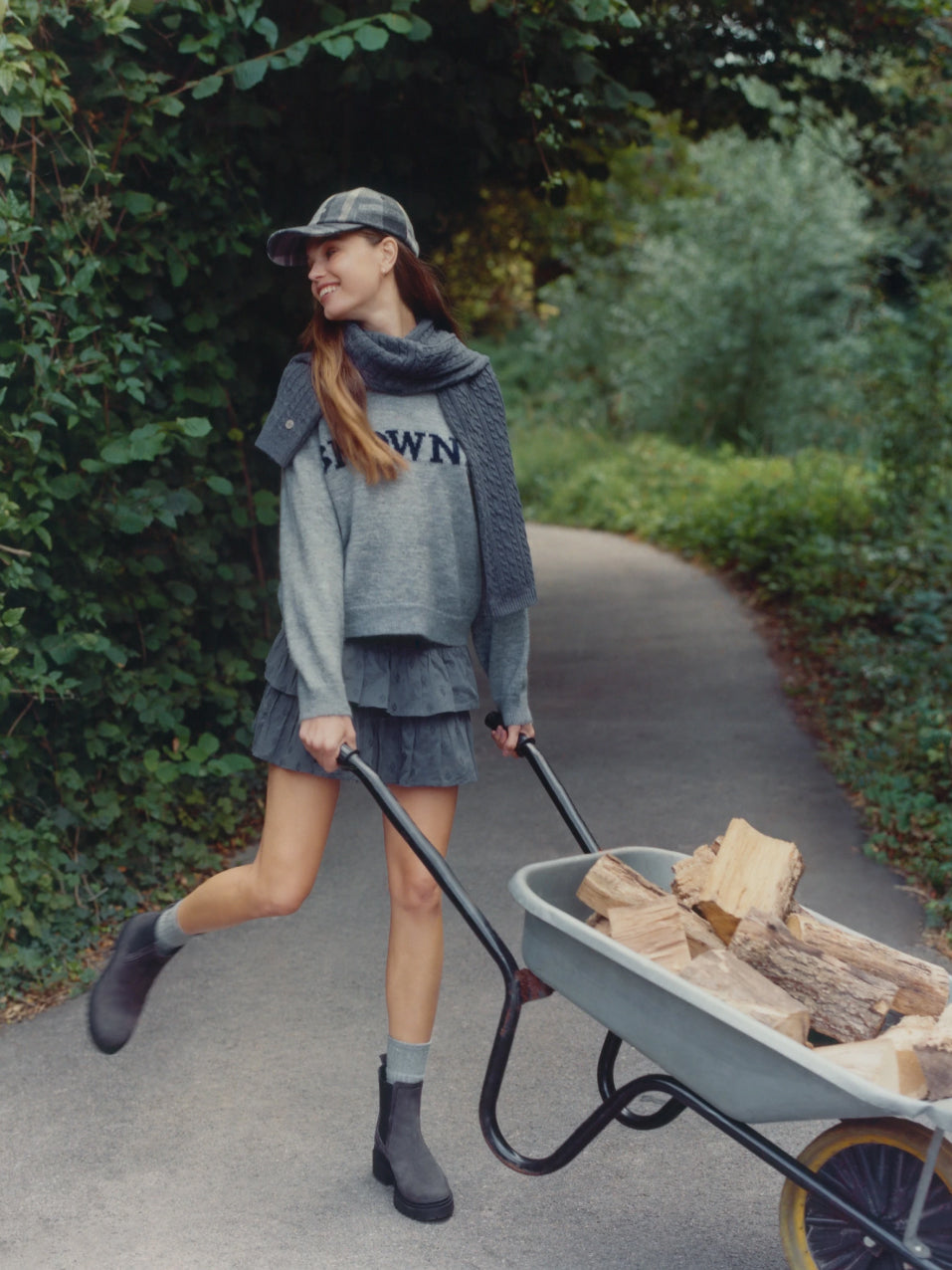 Monochromatic Grey: Pleated Skirt, Sweater, and Dark Grey Boots Monochromatic Grey: Pleated Skirt, Sweater, and Dark Grey Boots β Ankle Boots Outfits