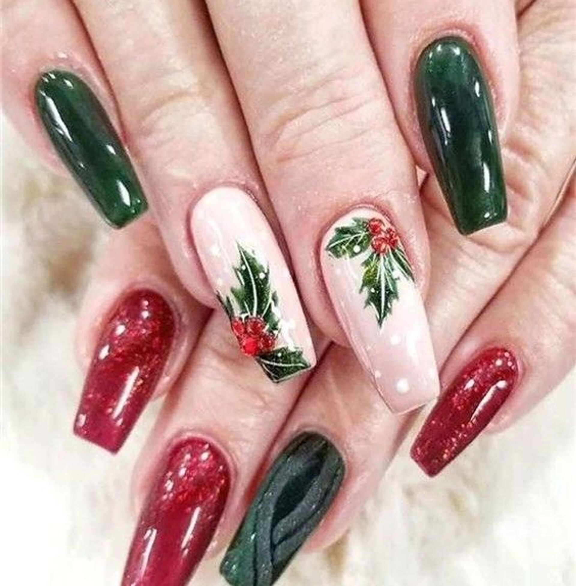 Visible Visual Idea — Minimalist Christmas Nails 2026