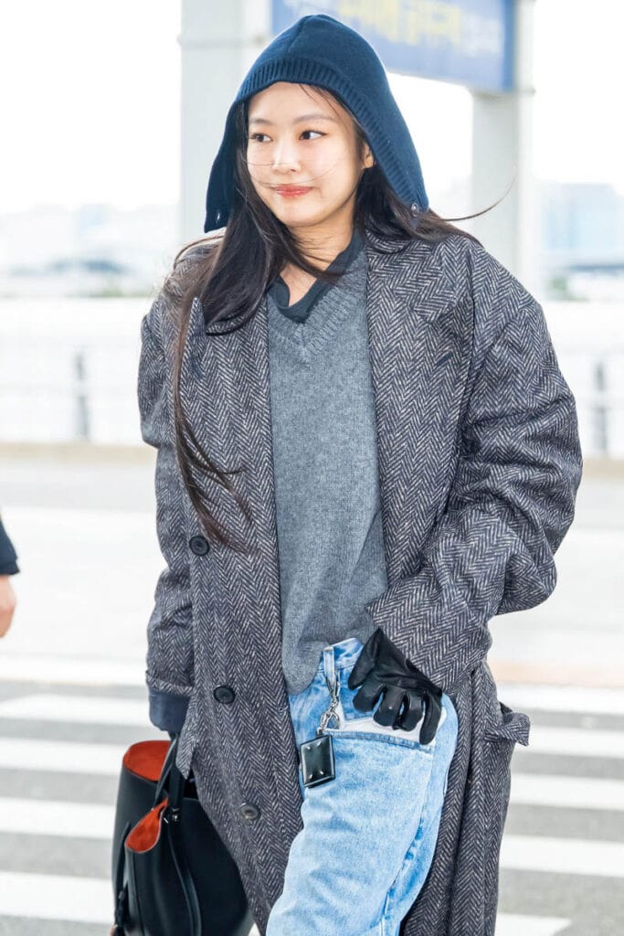 Herringbone Coat with Knitwear and Jeans for a Classic Airport Ensemble Herringbone Coat with Knitwear and Jeans for a Classic Airport Ensemble β Winter Airport Outfits