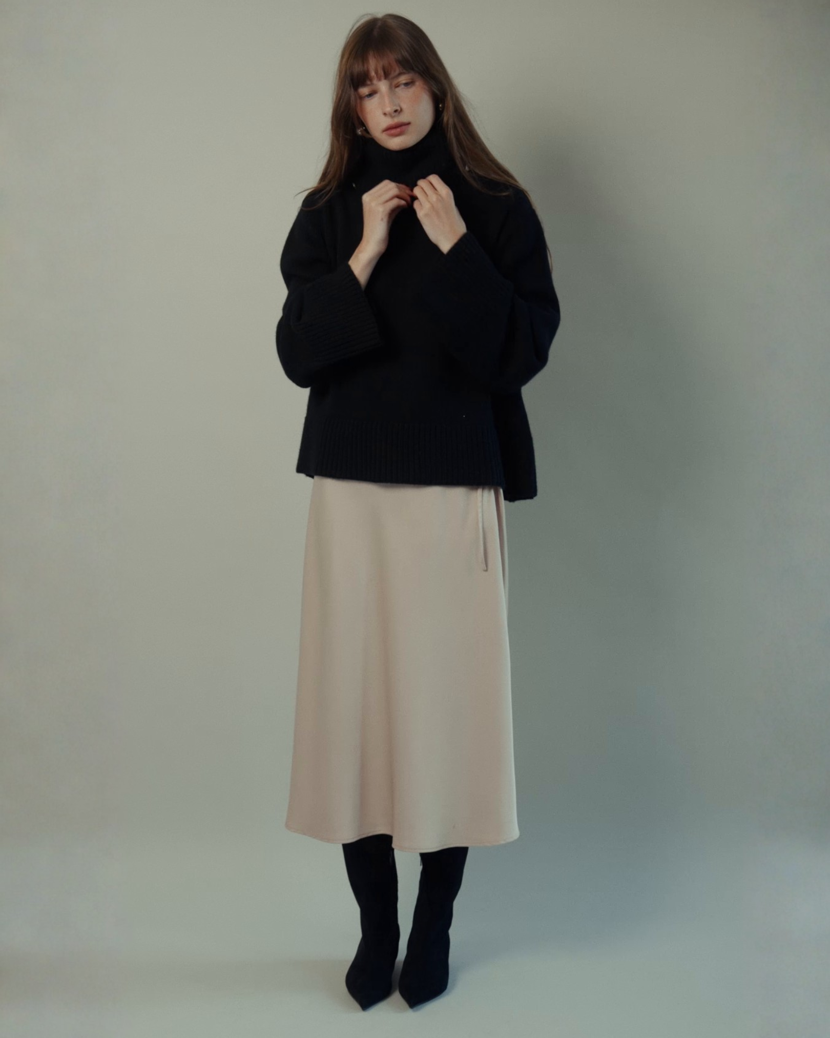 Oversized Turtleneck with Midi Skirt for a Chic Brunch Oversized Turtleneck with Midi Skirt for a Chic Brunch β Winter Brunch Outfits