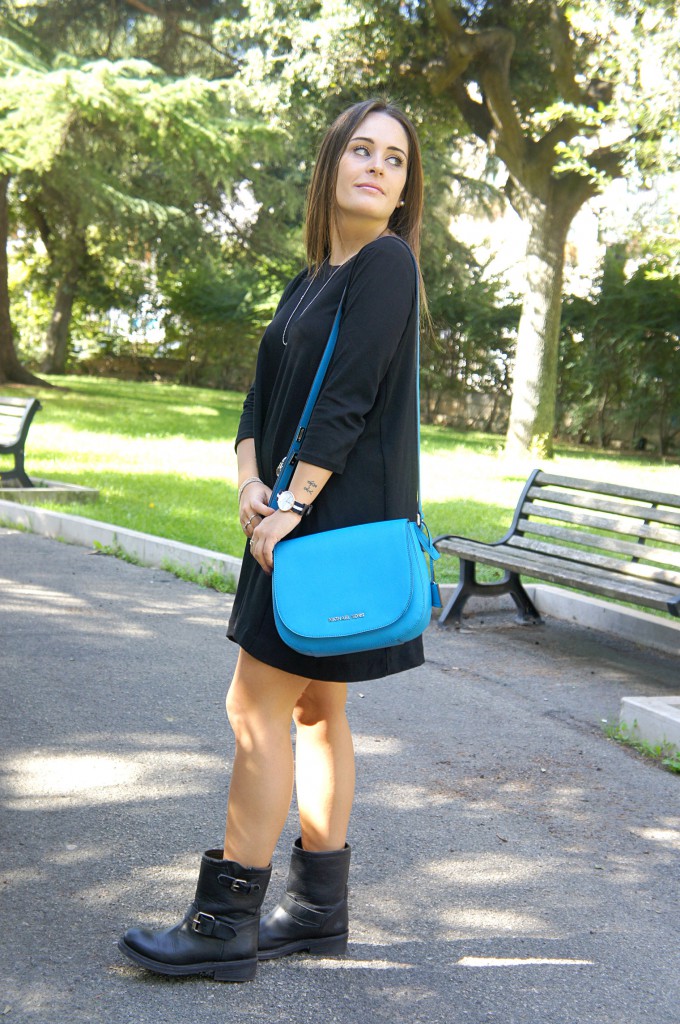 Pop of Color: Black Boots with Black Dress and Blue Bag Pop of Color: Black Boots with Black Dress and Blue Bag β Black Boots Outfits