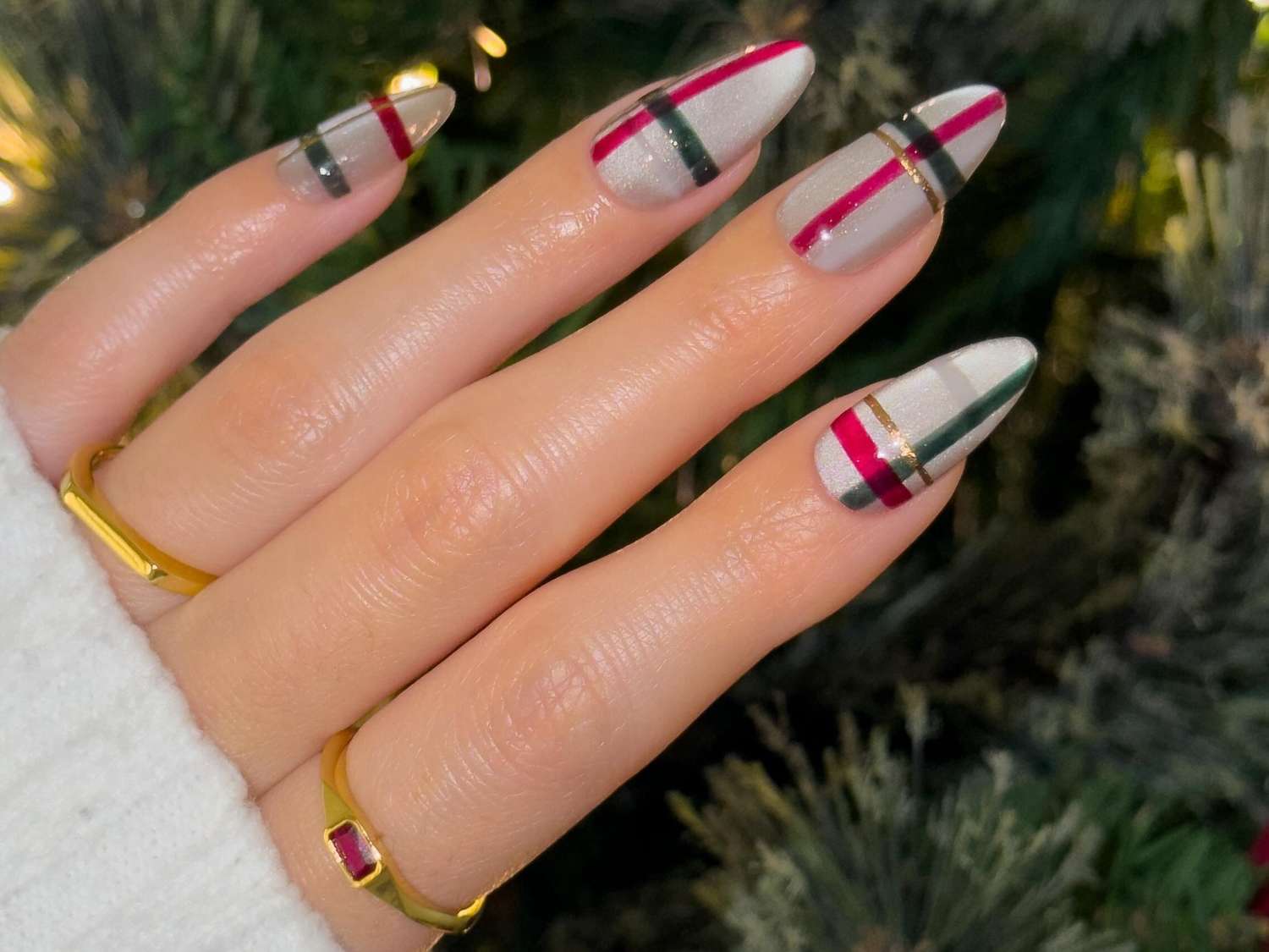 Snowflake Art On Accent Nails Visual Idea Snowflake Art On Accent Nails Visual Idea β Winter Birthday Nails